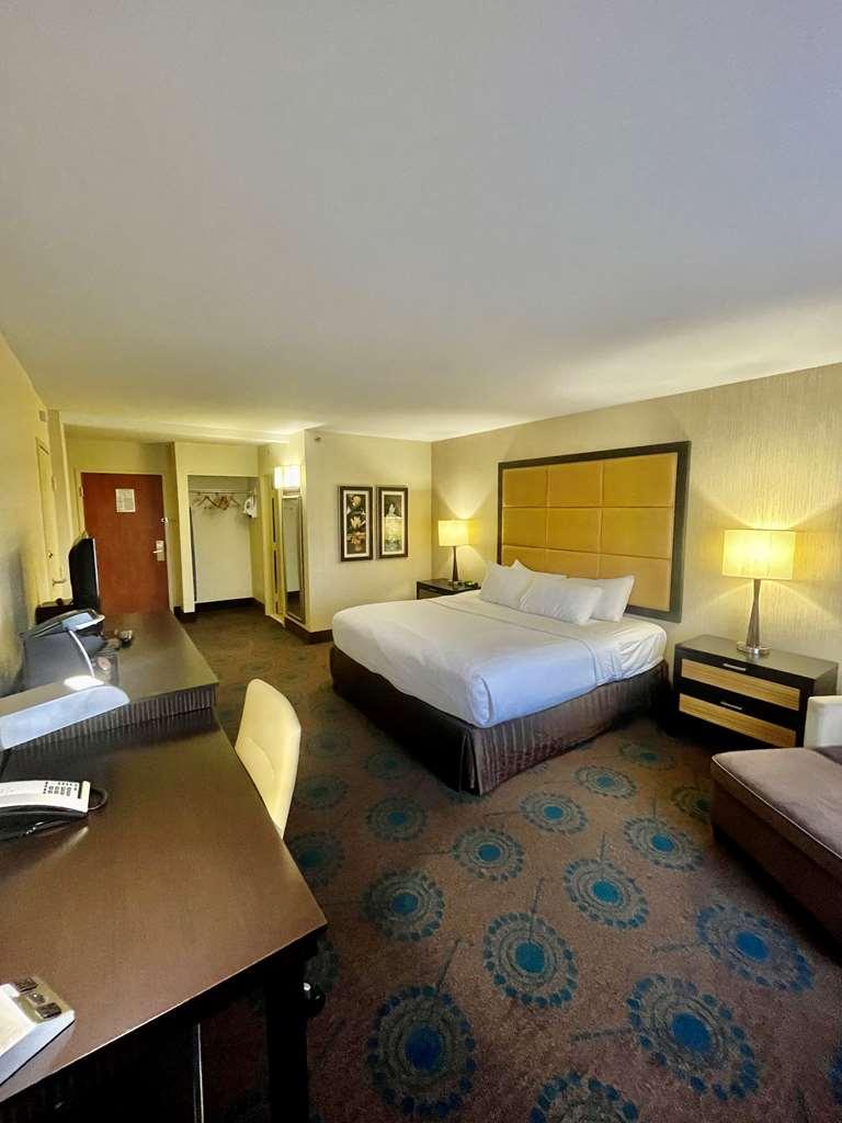 Brandywine Plaza Hotel Claymont Room photo