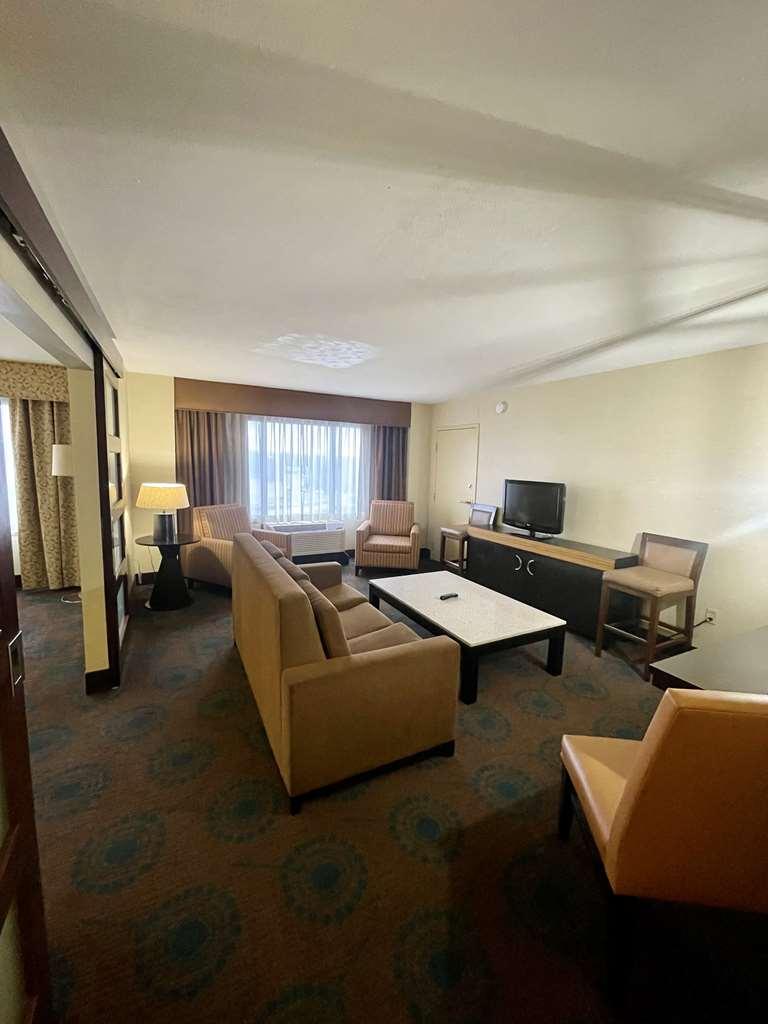 Brandywine Plaza Hotel Claymont Room photo