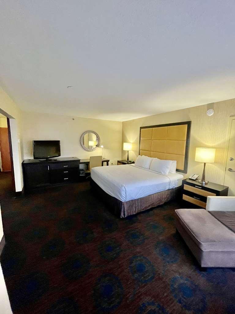 Brandywine Plaza Hotel Claymont Room photo